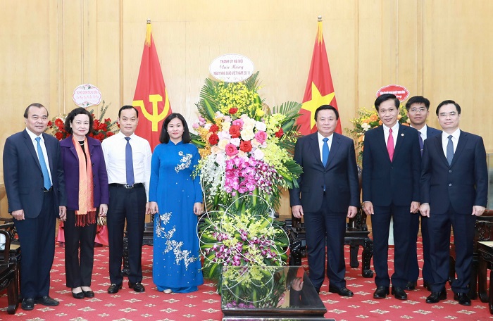 Phó Bí thư Thường trực Thành ủy Nguyễn Thị Tuyến thăm, chúc mừng các thầy, cô giáo